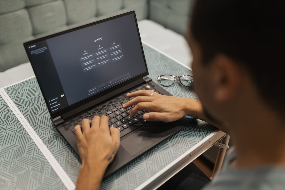 Profesional utilizando inteligencia artificial en el trabajo